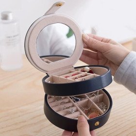 صندوق مجوهرات من جلد البولي يوريثان مزدوج الطبقات مقاوم للغبار مع مرآة